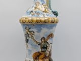 un vase bleu et blanc avec une peinture dessus