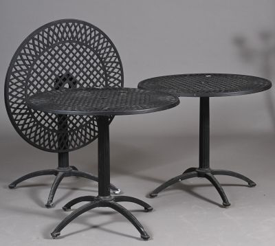 Suite de trois tables de jardin à plateau basculant en métal…