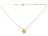 un collier plaqué or avec un pendentif en forme de cœur au bout d'une chaîne