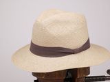 un chapeau posé sur un support en bois