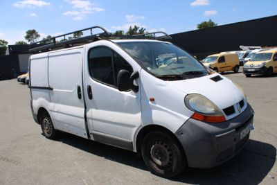 une camionnette blanche garée dans un parking