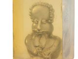 un cube de verre renfermant la statue d'un bébé