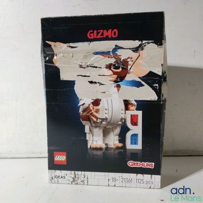 une boîte sur laquelle figure une figurine Lego, posée sur une table