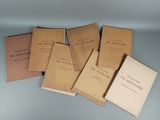 six vieux livres posés les uns à côté des autres sur une table