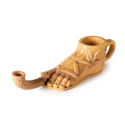 un sabot en bois d'où sort une pipe