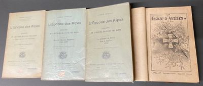 Quatre livres sont alignés sur une table devant un fond noir.