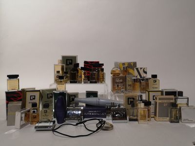 beaucoup de parfums différents sur la table