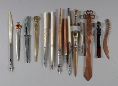 de nombreux types de stylos et de ciseaux sur la table