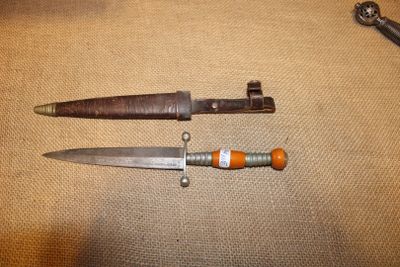 deux couteaux posés l'un à côté de l'autre sur une table