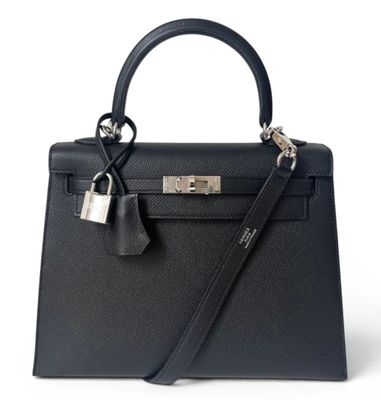 un sac à main en cuir noir muni d'un cadenas sur la poignée