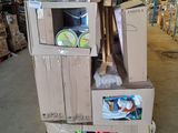 boîtes empilées dans un entrepôt