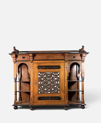 une vieille armoire en bois dont les portes sont ornées de sculptures élaborées