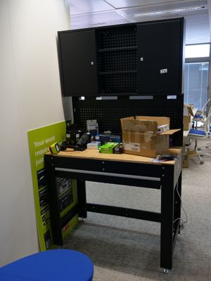 une photo d'un établi dans un bureau