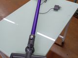 un aspirateur posé sur une table