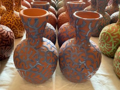 de nombreux vases posés sur une table