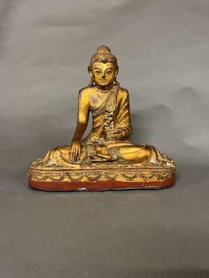 l'image d'une statue de bouddha assise sur une table