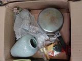 une boîte en carton contenant quelques objets