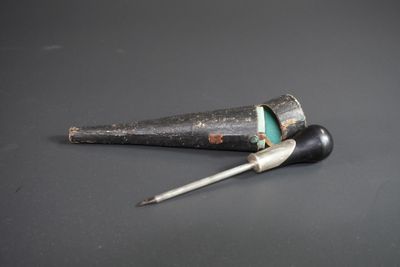 Trocart en ébène et argent. Poinçon d'orfèvre AGR.