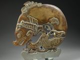 une photo d'une sculpture représentant un cheval sur un socle