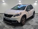 la voiture blanche est garée sur un sol en damier dans le garage