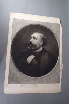 une vieille photo en noir et blanc d'un homme barbu