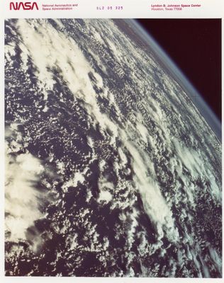 une image montrant la Terre vue depuis la navette spatiale