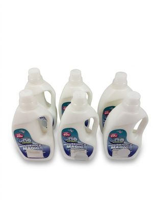 trois bouteilles de liquide sur fond blanc