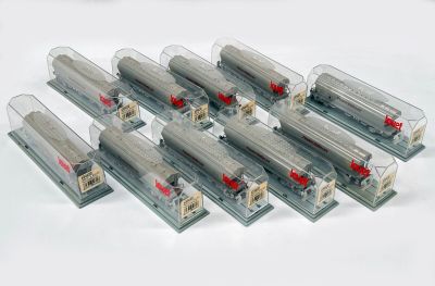six wagons alignés sur une surface blanche