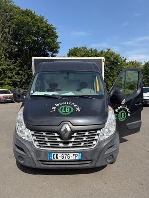 une camionnette garée sur un parking, la porte ouverte