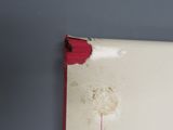 un ordinateur portable blanc posé sur une table