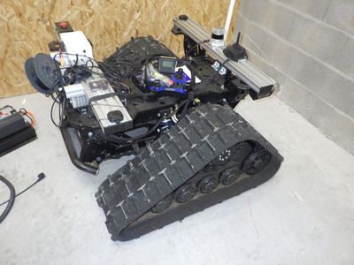 une image représentant un robot assis par terre