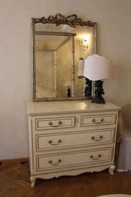 une commode surmontée d'un miroir dans une pièce