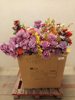 une boîte en carton contenant un bouquet de fleurs, posée sur une palette