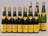 six bouteilles de vin sont alignées sur une table