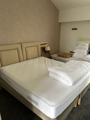 un lit recouvert d'un drap blanc dans une chambre