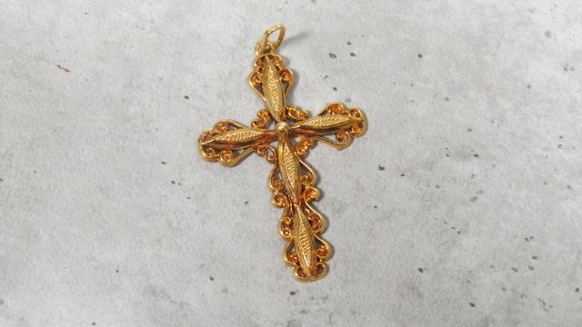 Pendentif croix en or 750. En règle. Poids brut : 1.32gr