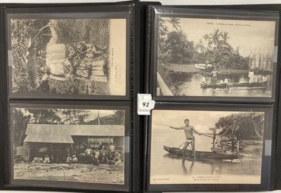 trois photographies en noir et blanc représentant des personnes dans un bateau sur une rivière