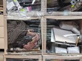 une pile de boîtes posées sur une palette