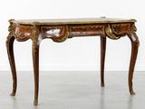 une petite table en bois avec un plateau en marbre