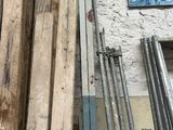 plusieurs pièces de bois sont empilées dans une pièce