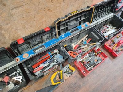 un grand nombre d'outils posés sur une table