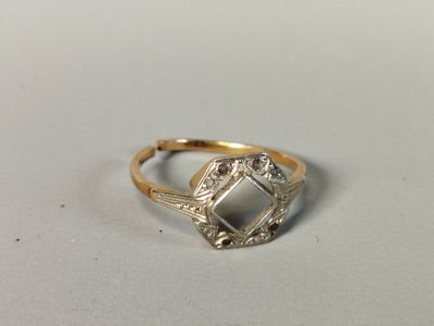 une image d'une bague en or avec une pierre au centre