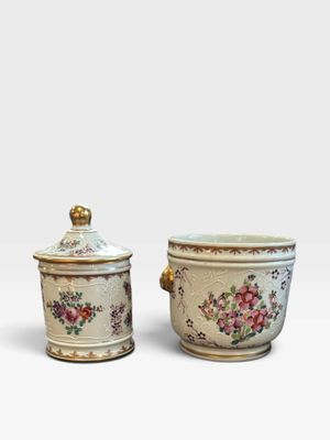 deux vases ornés de fleurs, posés côte à côte sur une surface blanche