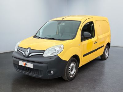 une camionnette jaune aux finitions noires garée dans une pièce aux murs blancs