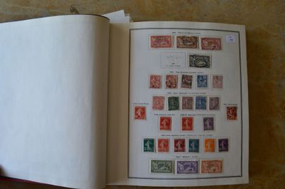 un livre ouvert avec des timbres sur une table