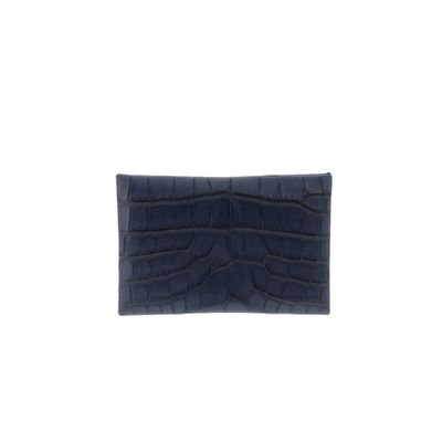 une image représentant un portefeuille en peau d'alligator bleu sur fond blanc