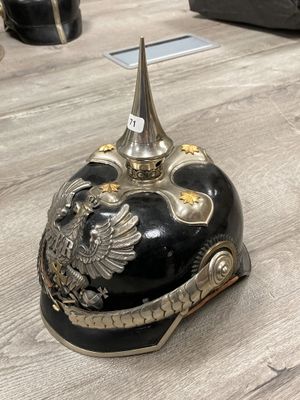 CASQUE à pointe d'officier de réserve.