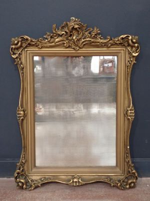 un miroir posé sur le sol devant un mur