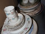 beaucoup d'assiettes et de tasses sur la table
