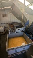 Dans le petit cabanon métallique :